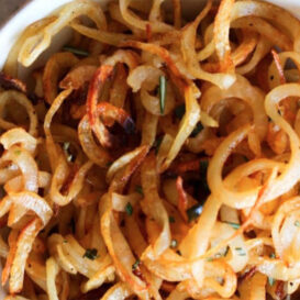 Baked Spiralized French Fries with Creamy Sriracha Dip