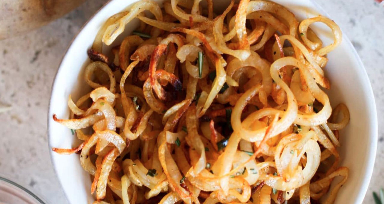 Baked Spiralized French Fries with Creamy Sriracha Dip - Alsum